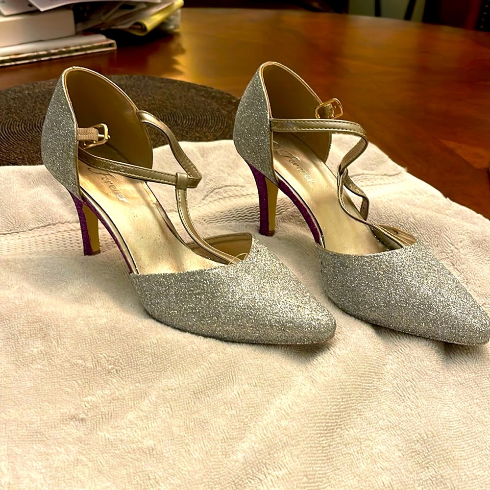 Forever Heels silver purple sparkle! Size 7 / 37-38 / 3” heel
Make me an offer!